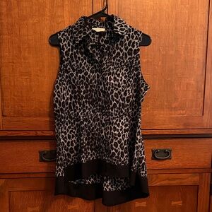 URBAN DICTION Leopard Print Sleeveless Button Down Top